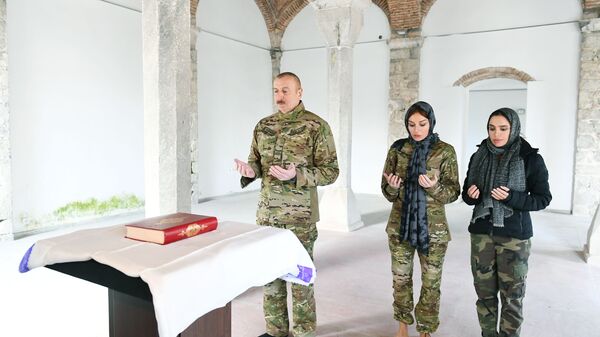 Президент Азербайджана Ильхам Алиев и Первая леди Мехрибан Алиева посетили мечеть  - Sputnik Азербайджан